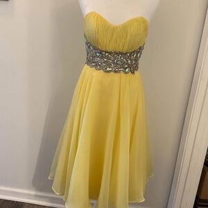 Like new Alyce Paris cocktail dress. Yellow with silver beading. Size 2